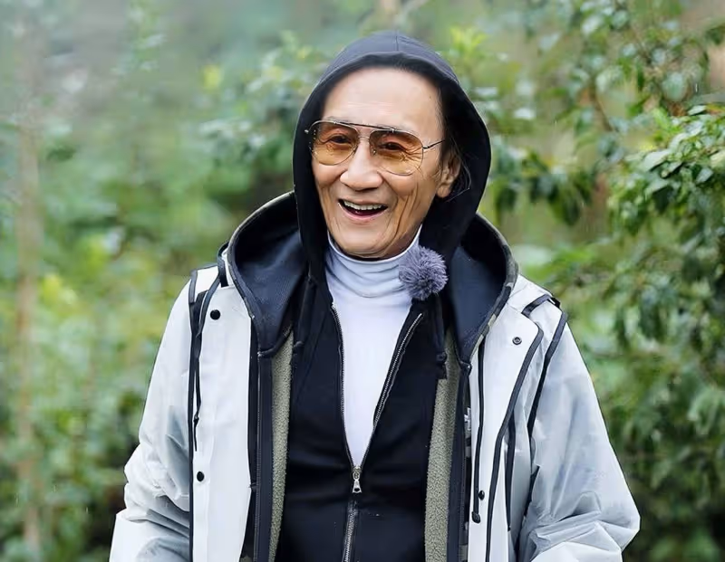 謝賢大夏天穿長袖長褲，四名傭人陪同出行排場大，拒絕再復出拍戲