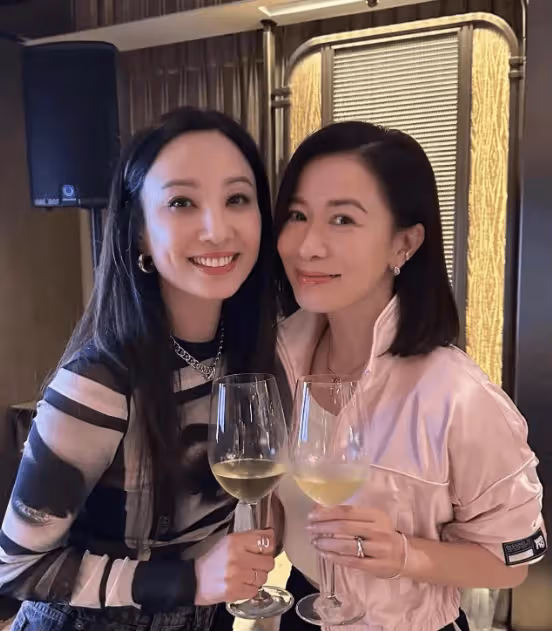 香港知名歌手官宣特別「二胎」誕生,重提自己泰國墜落險些落癱,感謝老公求婚不離不棄