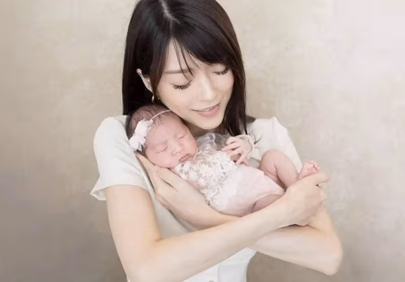 香港知名女星產後奶水充足,堅持全母乳喂女,近百袋奶打包放冰箱