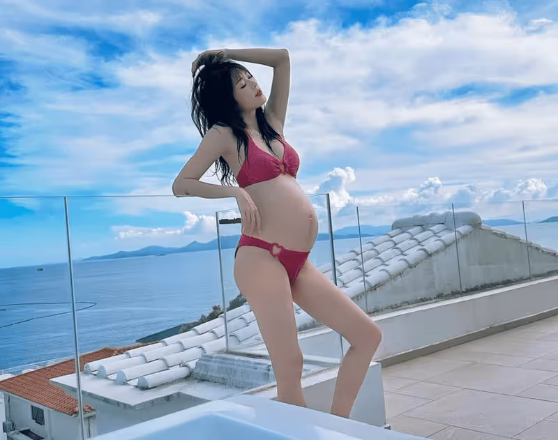 香港知名女星產後奶水充足,堅持全母乳喂女,近百袋奶打包放冰箱