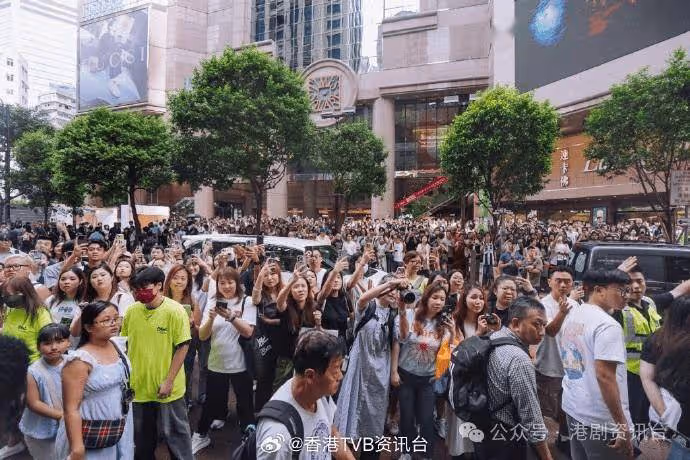 容祖兒相隔7年現身簽名會 千人逼爆銅鑼灣 誓要抽到「成成」閃卡