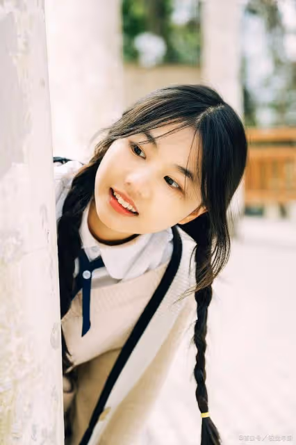 女生吃粉監控畫面被店主發群聊開黃腔，店主遭網絡聲討後道歉！