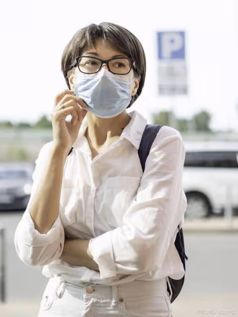 女子銀行撿3條金鍊1個金鐲死不認帳,網友怒批:太無恥!
