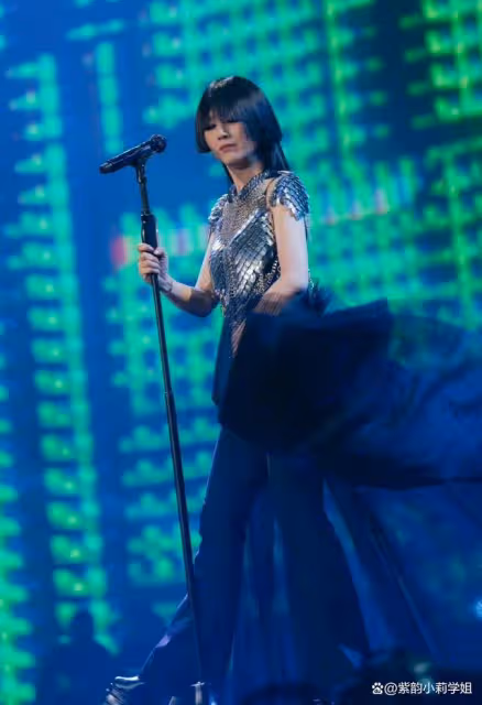 張頌文來楊千嬅演唱會了，花籃備註「歌迷張頌文」！