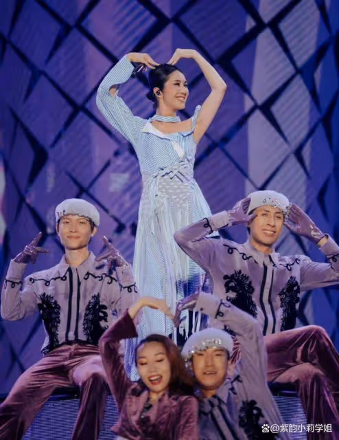 張頌文來楊千嬅演唱會了，花籃備註「歌迷張頌文」！