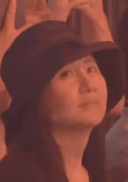 孟晚舟低調現身劉德華演唱會，被拍到給華仔比心！網友：大佬間的頂峰相見