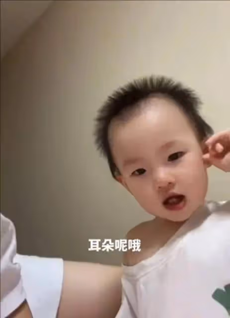 黃一鳴曬女兒視頻報平安,下架女兒拍攝廣告