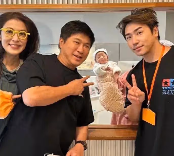 恭喜!45歲歐弟官宣三胎生女,父女似複製粘貼,師父師娘送紅包