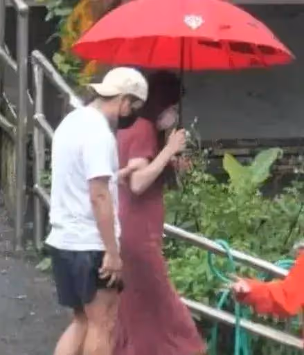 恭喜!45歲歐弟官宣三胎生女,父女似複製粘貼,師父師娘送紅包