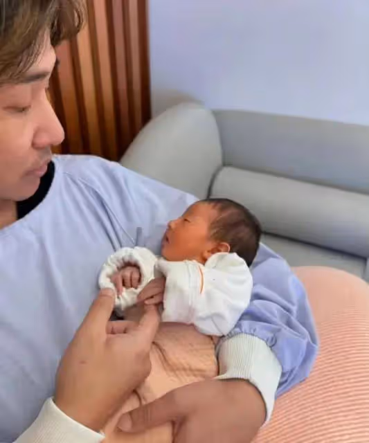恭喜!45歲歐弟官宣三胎生女,父女似複製粘貼,師父師娘送紅包