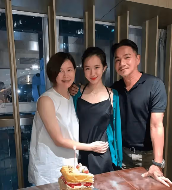 TVB「童年陰影」參加女兒畢業禮,顏值甚高,網友盼參選港姐出道