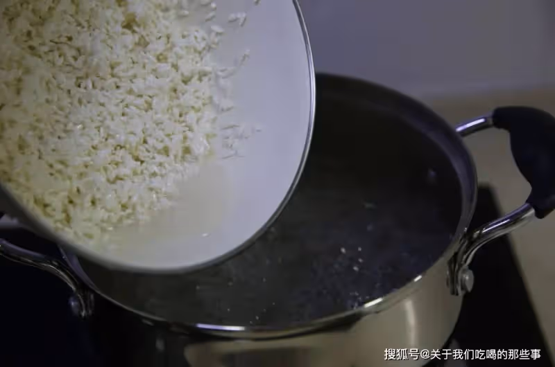 熬瘦肉粥,直接下肉絲不好吃?多做2步,肉絲軟嫩不腥,粥好喝
