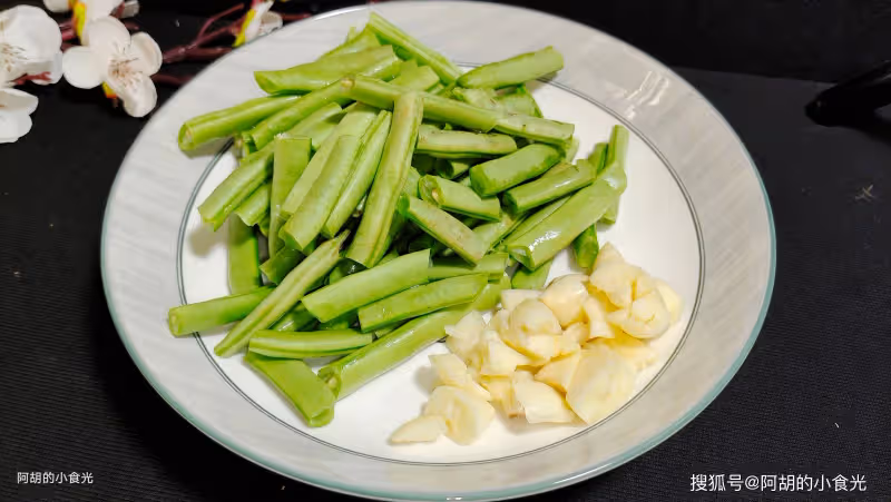 白露後急需吃的菜是它,4塊錢一大把!撕一撕燉一燉,有湯又有菜、下飯沒得說