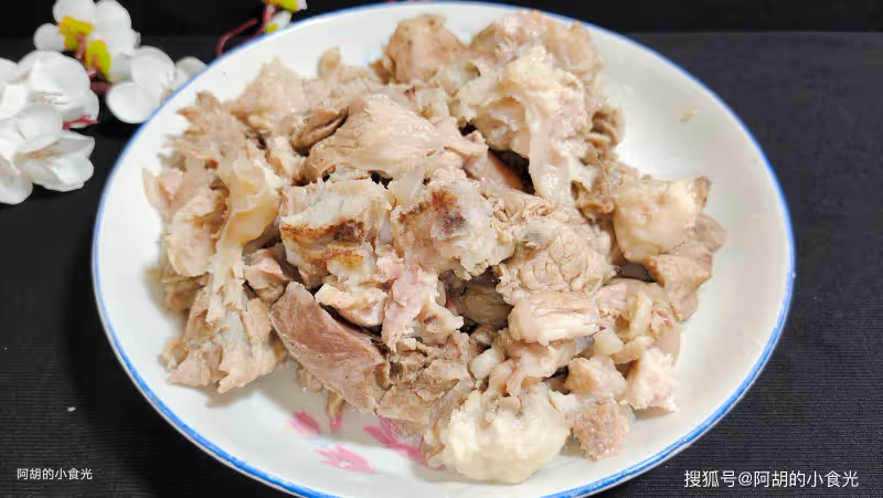白露後急需吃的菜是它,4塊錢一大把!撕一撕燉一燉,有湯又有菜、下飯沒得說