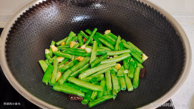 白露後急需吃的菜是它,4塊錢一大把!撕一撕燉一燉,有湯又有菜、下飯沒得說