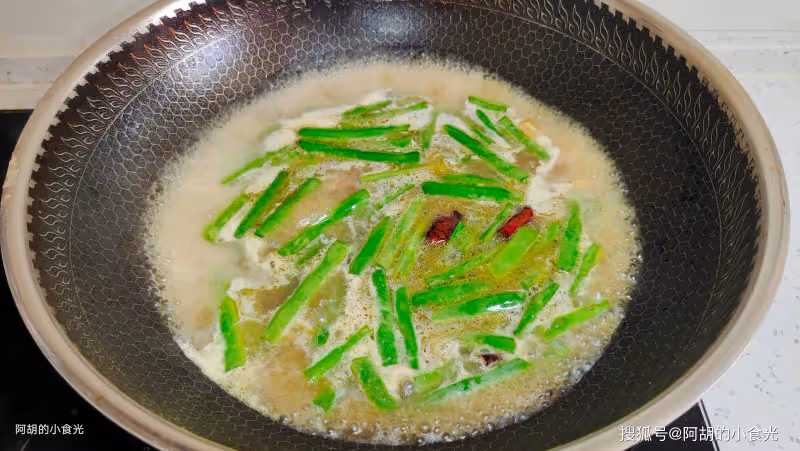 白露後急需吃的菜是它,4塊錢一大把!撕一撕燉一燉,有湯又有菜、下飯沒得說