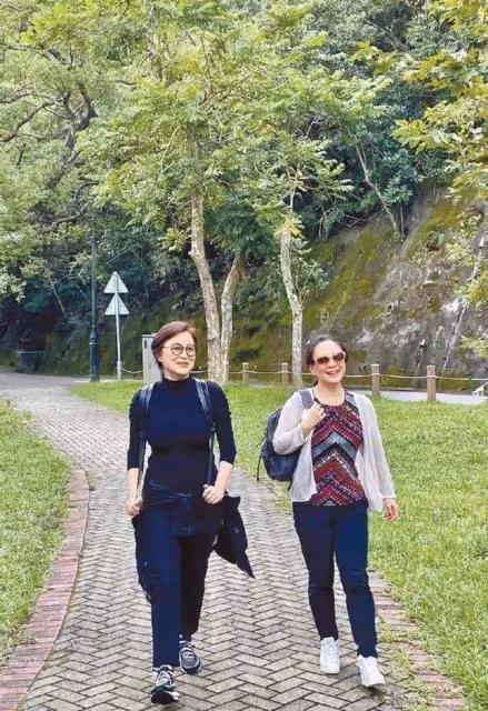 林青霞爬山的素顏,皺紋橫生但氣質落落大方,自然老去就是漂亮