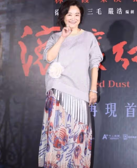 林青霞爬山的素顏,皺紋橫生但氣質落落大方,自然老去就是漂亮