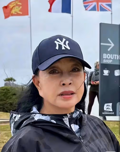 林青霞爬山的素顏,皺紋橫生但氣質落落大方,自然老去就是漂亮