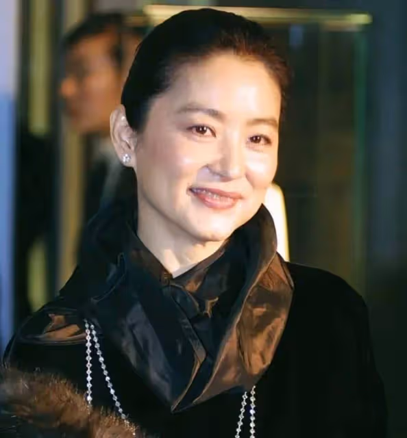 林青霞爬山的素顏,皺紋橫生但氣質落落大方,自然老去就是漂亮