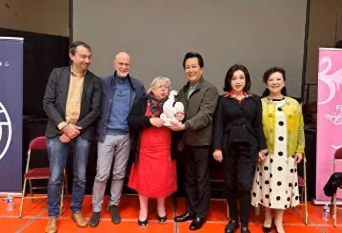 74歲王馥荔同框73歲劉曉慶,一個滿臉皺紋難掩優雅氣質,一個沒皺紋恐怖像假人