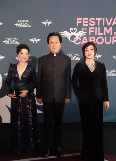 74歲王馥荔同框73歲劉曉慶,一個滿臉皺紋難掩優雅氣質,一個沒皺紋恐怖像假人