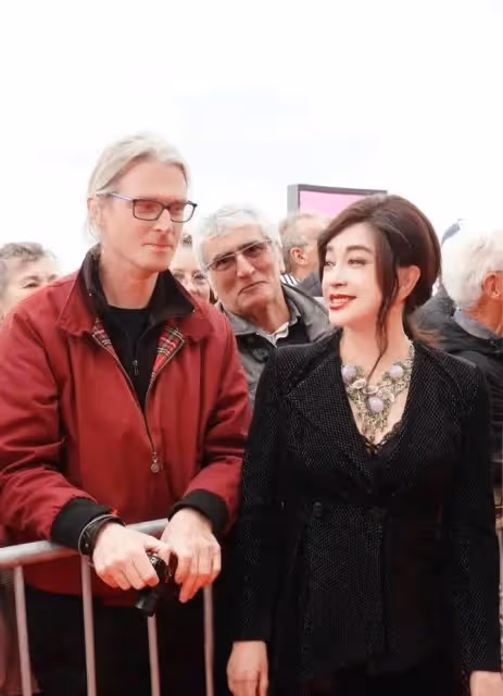74歲王馥荔同框73歲劉曉慶,一個滿臉皺紋難掩優雅氣質,一個沒皺紋恐怖像假人