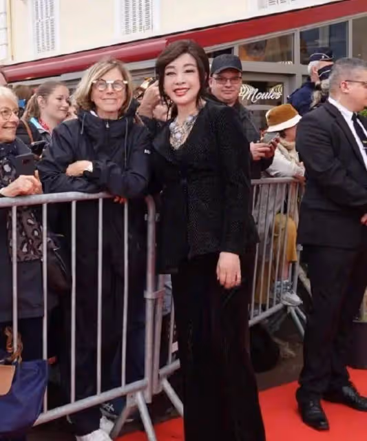74歲王馥荔同框73歲劉曉慶,一個滿臉皺紋難掩優雅氣質,一個沒皺紋恐怖像假人