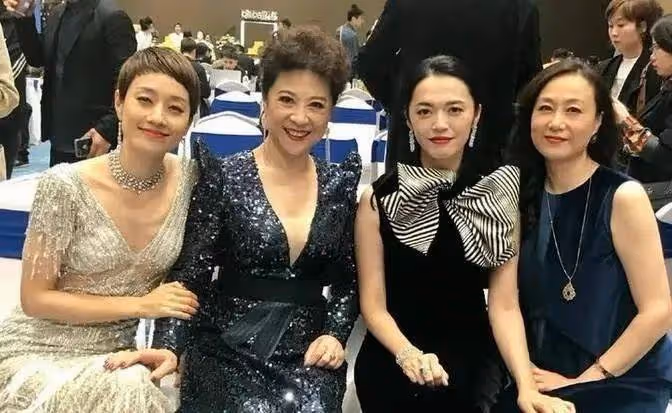 74歲王馥荔同框73歲劉曉慶,一個滿臉皺紋難掩優雅氣質,一個沒皺紋恐怖像假人