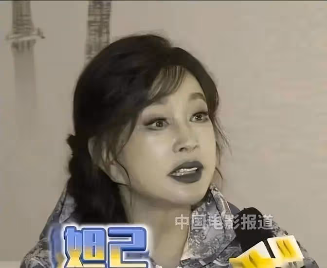 74歲王馥荔同框73歲劉曉慶,一個滿臉皺紋難掩優雅氣質,一個沒皺紋恐怖像假人