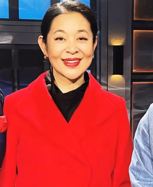 當65歲倪萍和51歲劉曉慶同框，醫美臉對比下，才知自然老去有多美