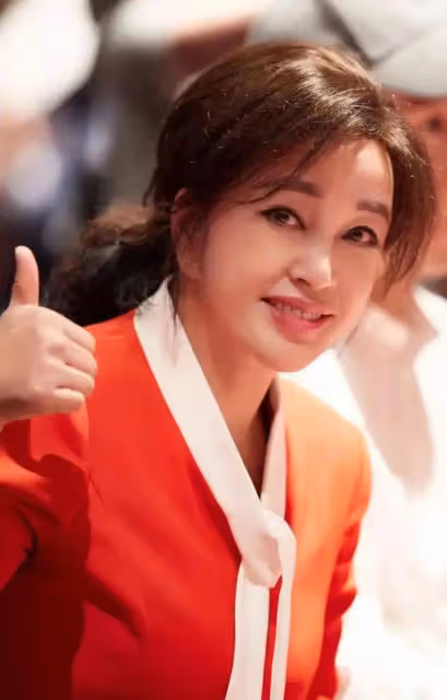 當65歲倪萍和51歲劉曉慶同框,醫美臉對比下,才知自然老去有多美