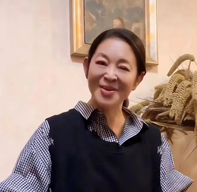 當65歲倪萍和51歲劉曉慶同框,醫美臉對比下,才知自然老去有多美
