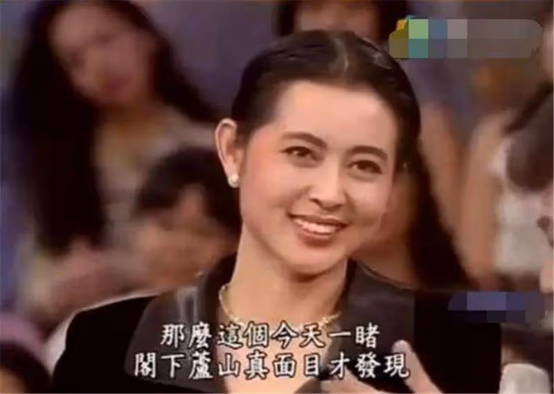 當65歲倪萍和51歲劉曉慶同框,醫美臉對比下,才知自然老去有多美