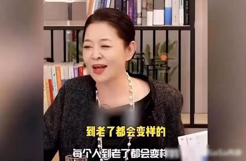 當65歲倪萍和51歲劉曉慶同框,醫美臉對比下,才知自然老去有多美