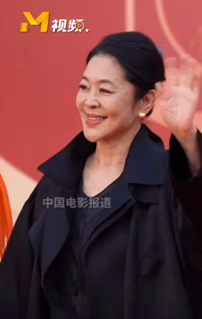 當65歲倪萍和51歲劉曉慶同框,醫美臉對比下,才知自然老去有多美