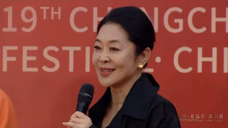 當65歲倪萍和51歲劉曉慶同框,醫美臉對比下,才知自然老去有多美