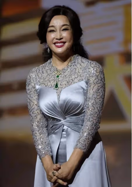 當65歲倪萍和51歲劉曉慶同框,醫美臉對比下,才知自然老去有多美