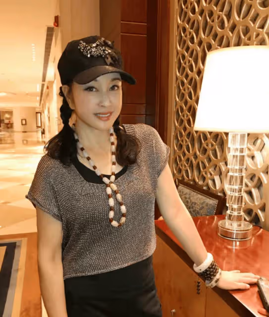 當65歲倪萍和51歲劉曉慶同框,醫美臉對比下,才知自然老去有多美