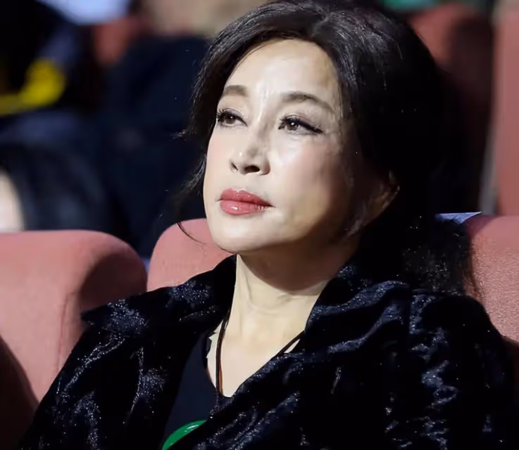 當65歲倪萍和51歲劉曉慶同框,醫美臉對比下,才知自然老去有多美