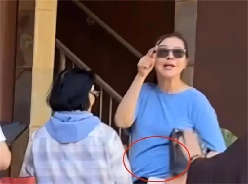 王祖賢穿著邋遢現身溫哥華：「蛇精」下巴大肥肚，手夾皮包像土豪