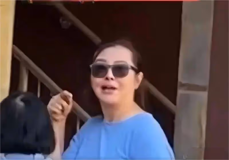 王祖賢穿著邋遢現身溫哥華：「蛇精」下巴大肥肚，手夾皮包像土豪