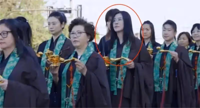 王祖賢穿著邋遢現身溫哥華：「蛇精」下巴大肥肚，手夾皮包像土豪