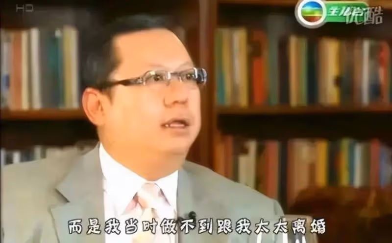 王祖賢穿著邋遢現身溫哥華:「蛇精」下巴大肥肚,手夾皮包像土豪