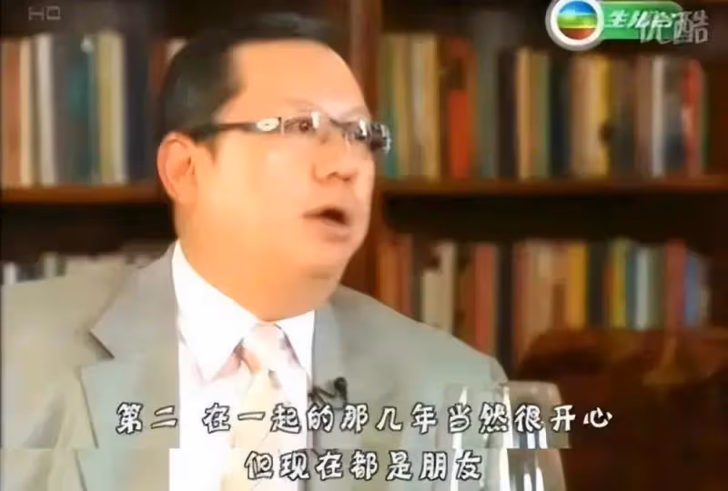 王祖賢穿著邋遢現身溫哥華:「蛇精」下巴大肥肚,手夾皮包像土豪