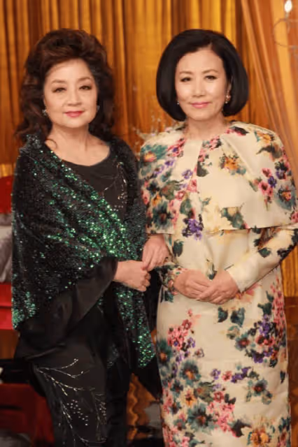 75歲的汪明荃同框74歲的徐小鳳,差1歲卻像母女,太明顯了!