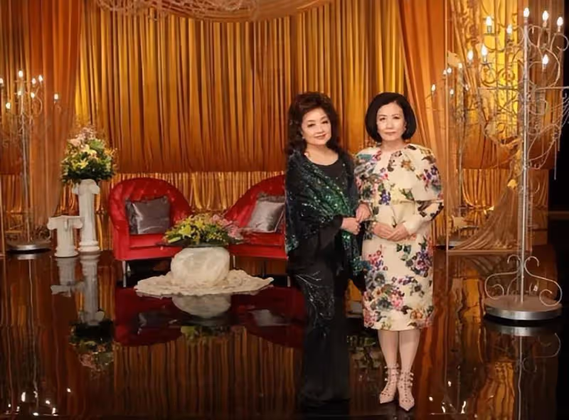 75歲的汪明荃同框74歲的徐小鳳,差1歲卻像母女,太明顯了!