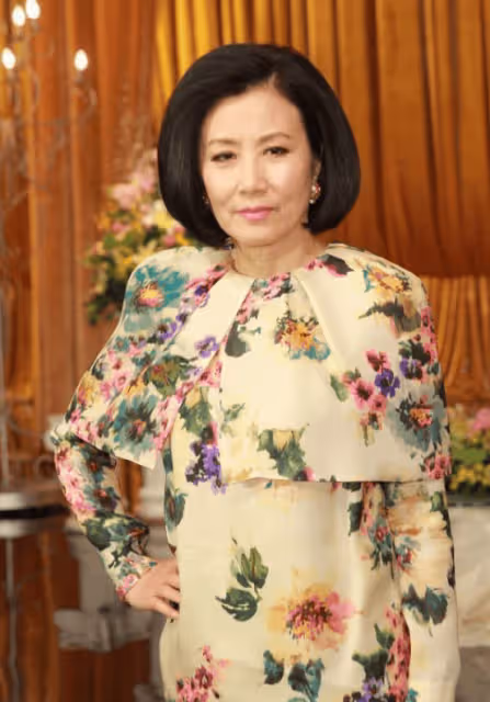 75歲的汪明荃同框74歲的徐小鳳,差1歲卻像母女,太明顯了!