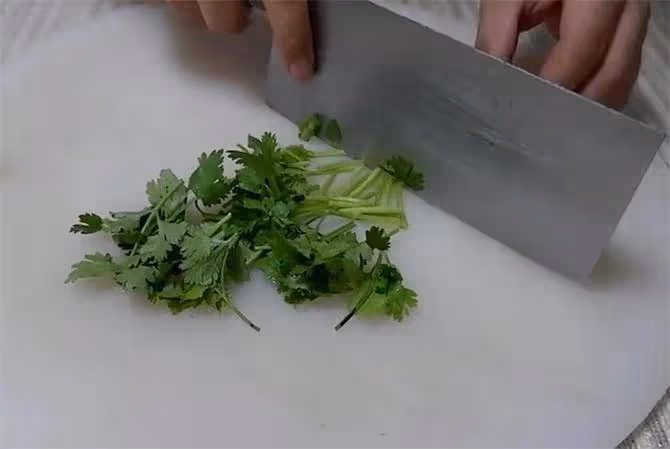 熗拌豆芽怎樣做才好吃?試試這個家常做法,豆芽脆嫩,酸辣爽口