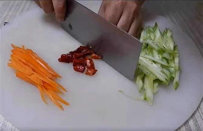 熗拌豆芽怎樣做才好吃?試試這個家常做法,豆芽脆嫩,酸辣爽口